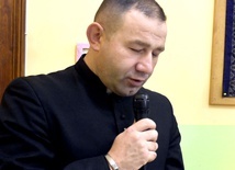 Ks. Daniel Rydz w czasie jednej z wigilii dla ubogich w Caritas Diecezji Świdnickiej.
