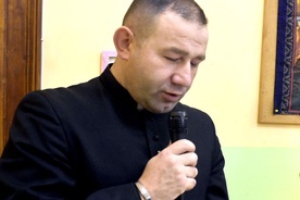 Ks. Daniel Rydz w czasie jednej z wigilii dla ubogich w Caritas Diecezji Świdnickiej.