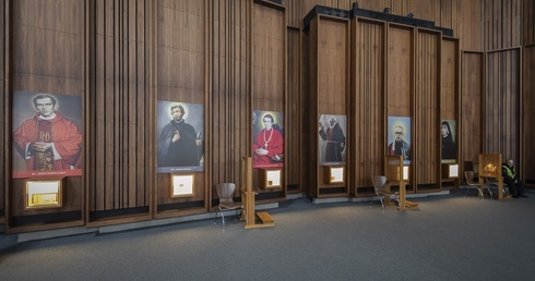W świątyni umieszczono relikwie 12 polskich świętych i błogosławionych.