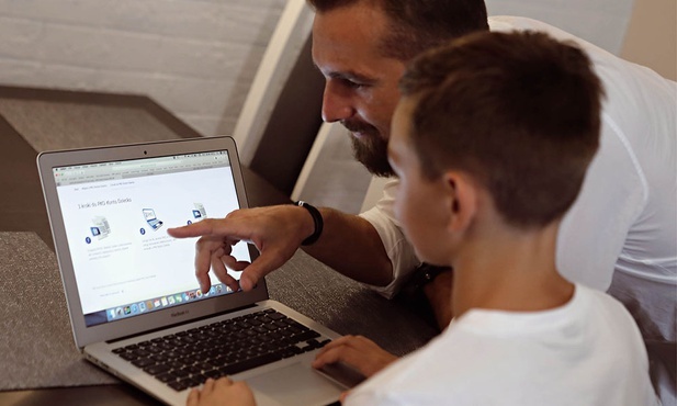 Założenie dziecku konta bankowego to dobry sposób na nauczenie go gospodarowania własnymi pieniędzmi.