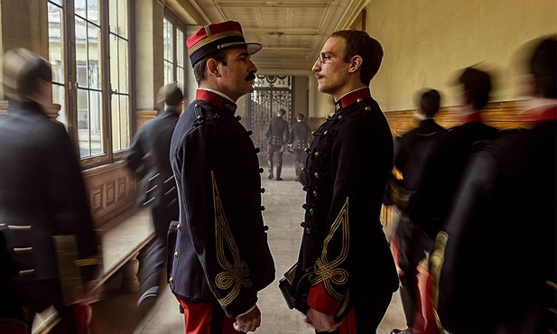 Główny bohater filmu „Oficer i szpieg”  mjr Picquart (Jean Dujardin) w rozmowie z kpt. Dreyfusem (Louis Garrel) przed jego aresztowaniem.