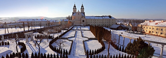 Bazylika i kolegium widziane od strony ogrodu biblijnego.