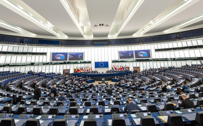 Europarlament chce zwiększenia presji na Polskę i Węgry w sprawie praworządności