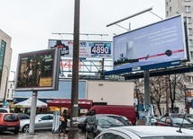 Od lat stolicę szpeci zalew reklam.