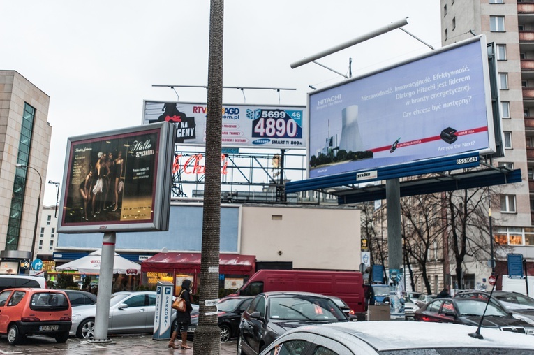 Od lat stolicę szpeci zalew reklam.