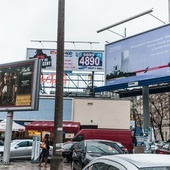 Od lat stolicę szpeci zalew reklam.