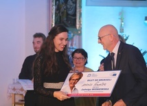 Za najpiękniej zaśpiewaną polską kolędę nagrodę otrzymała Natalia Gawełek z Zabrzega