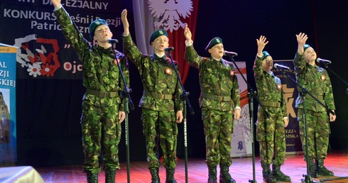 Występ „Małych wojaków” ze Stykowa podczas finału Konkursu Pieśni i Poezji Patriotycznej "Kocham moją Ojczyznę".