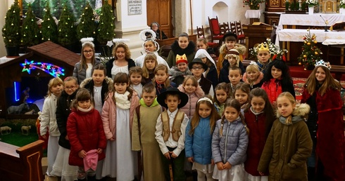 Młodzi aktorzy po zakończeniu jasełkowego przedstawienia.