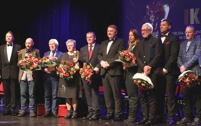 Wraz z nominowanymi i lauratami "Ikarów" 2019 na scenie stanęli też nagrodzeni w kategorii "dobrodzieje kultury" sponsorzy imprez kulturalnych.