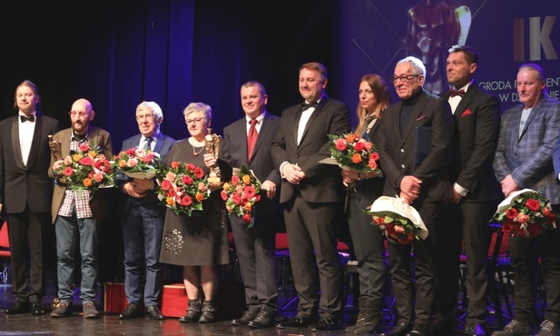 Wraz z nominowanymi i lauratami "Ikarów" 2019 na scenie stanęli też nagrodzeni w kategorii "dobrodzieje kultury" sponsorzy imprez kulturalnych.