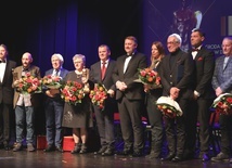 Wraz z nominowanymi i lauratami "Ikarów" 2019 na scenie stanęli też nagrodzeni w kategorii "dobrodzieje kultury" sponsorzy imprez kulturalnych.
