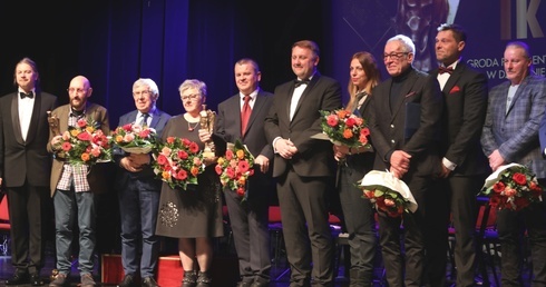 Wraz z nominowanymi i lauratami "Ikarów" 2019 na scenie stanęli też nagrodzeni w kategorii "dobrodzieje kultury" sponsorzy imprez kulturalnych.