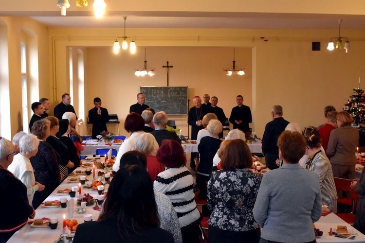 Biskup spotkał się na opłatku z katedralnymi grupami