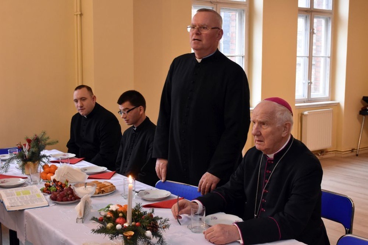 Biskup spotkał się na opłatku z katedralnymi grupami