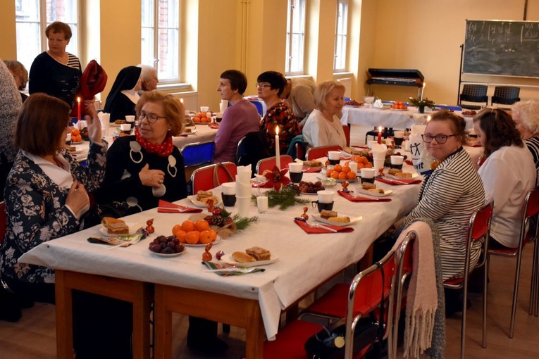 Biskup spotkał się na opłatku z katedralnymi grupami