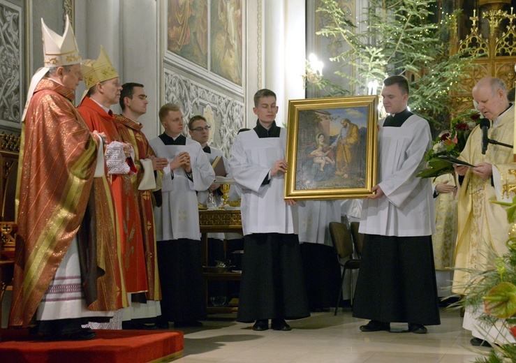 Bp Henryk Tomasik ogłosił w diecezji radomskiej Rok Rodziny. Z tej okazji otrzymał obraz przedstawiający Pana Jezusa, Matkę Bożą i św. Józefa, XIX-wieczne dzieło bawarskiego artysty Ludwika von Pasauera.