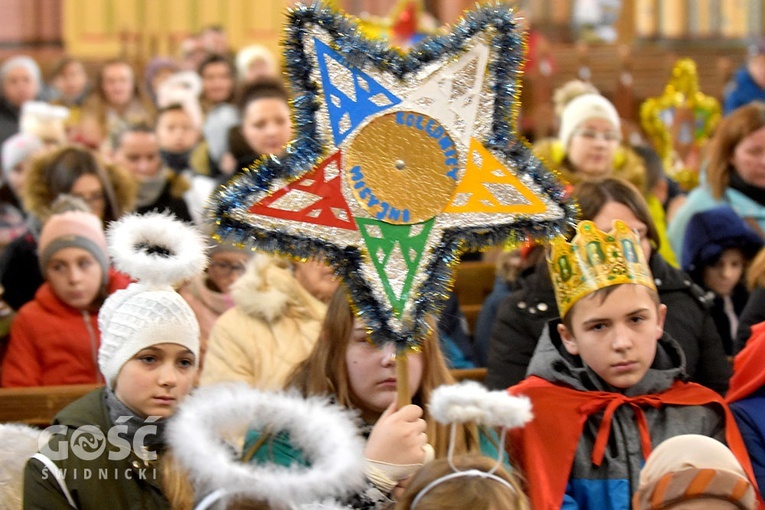 Kolędnicy wypełnili ławki największego kościoła w Bielawie.