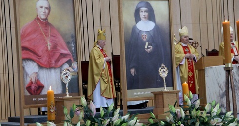 Przy ołtarzu ustawiono relikwiarze świętego biskupa i błogosławionej matki sióstr sercanek.