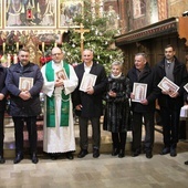 Laureaci Medalu św. Stanisława w wyremontowanym XIV-wiecznym kościele w Starym Bielsku.