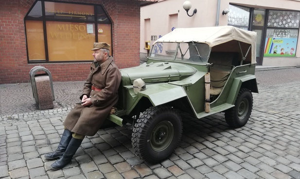 Mysłowice. Żołnierze na ulicach miasta. Powstaje film o więzieniu i obozie pracy Rosengarten