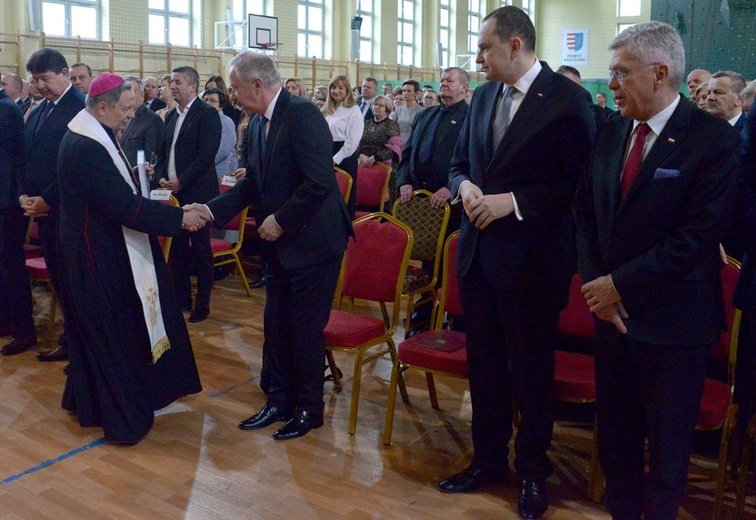 Za słowa i błogosławieństwo bp. Henrykowi Tomasikowi dziękuje Marian Niemirski. Obok (od lewej) Adam Kwiatkowski i Stanisław Karczewski.