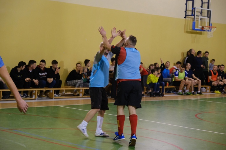 Tymowa. II Charytatywny Turniej Halowej Piłki Nożnej Oldboyów