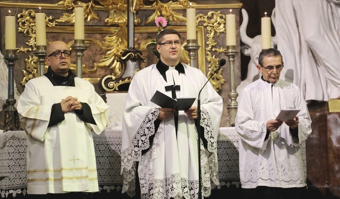 Na zakończenie wspólnie błogosławili zgromadzonych w kościele (od lewej:) ks. kan. Jacek Gracz, ks. Marcin Brzóska i ks. prał. Stefan Sputek