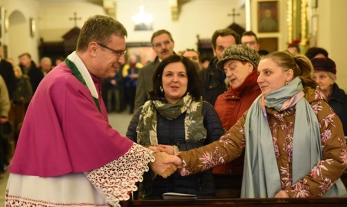 Przekazanie znaku pokoju.
