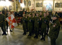 Patriotyczne obchody rozpoczęły się na szydłowieckim Rynku Wielkim. Potem w kolegiacie sprawowana była Msza św., podczas której przysięgę złożyli nowi członkowie Związku Strzeleckiego.