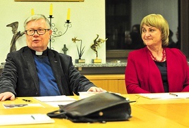 Ks. Alfred Wierzbicki i Agnieszka Lekka-Kowalik.