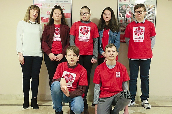 Szkolne Koło Caritas z Sawina, w którym działa Wolontariusz Roku – Gabryś Gałat (pierwszy z prawej u góry).