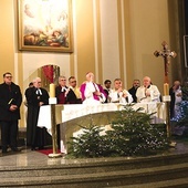 Na zakończenie kapłani wspólnie udzielili błogosławieństwa uczestnikom nabożeństwa.