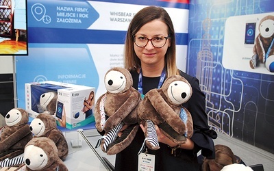 Julia Sielicka-Jastrzębska pokazuje leniwce  dla niemowląt.