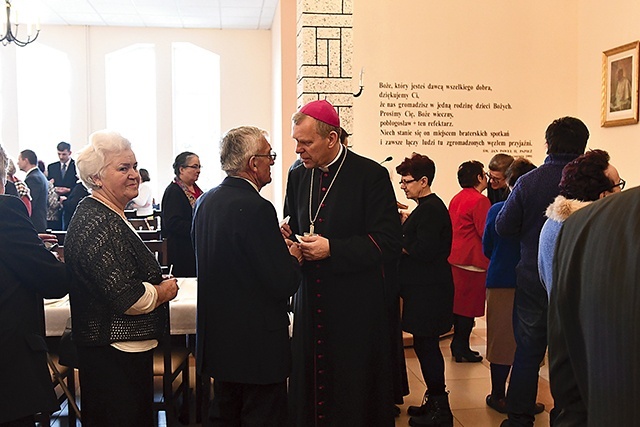 W refektarzu zgromadzeni składali sobie życzenia.