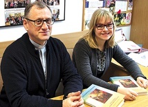 Do zapoznania się z materiałami duszpasterskimi na Rok Rodziny zachęcają ks. Sławomir Adamczyk i Kamila Rzepka.