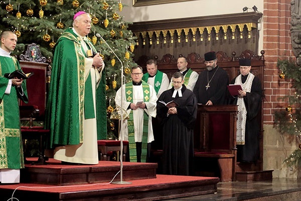 Niedzielnym nieszporom przewodniczył bp Zbigniew Kiernikowski.