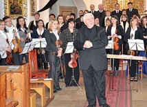 Ks. Jerzy Kowolik podczas jednego z koncertów z orkiestrą Symphonia Rusticana.