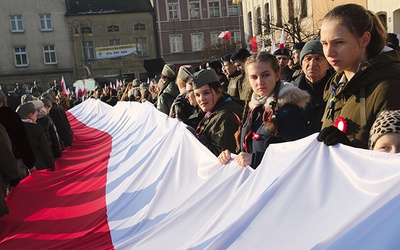 W marszu niepodległości harcerze nieśli długą narodową flagę.