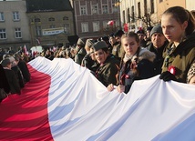 W marszu niepodległości harcerze nieśli długą narodową flagę.