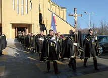 Po zakończonej Mszy św. bracia przemaszerowali w uroczystej procesji na pierwsze zebranie, podczas którego m.in. omawiano regulamin i wybrano zarząd nowej chorągwi.