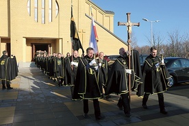 Po zakończonej Mszy św. bracia przemaszerowali w uroczystej procesji na pierwsze zebranie, podczas którego m.in. omawiano regulamin i wybrano zarząd nowej chorągwi.