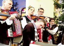 Jakub Czapla gra na cymbałach, w tle jego mama Anna Czapla – grająca na flecie poprzecznym.