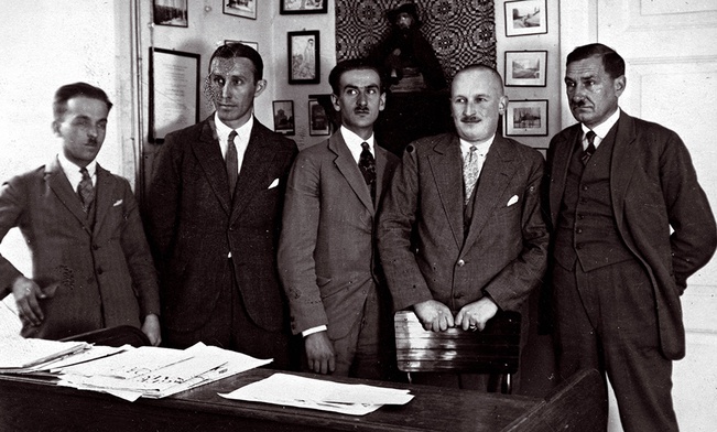Redakcja dziennika „Słowo”, od prawej: Bolesław Wit-Święcicki, Witold Tatarzyński, Józef Mackiewicz, Kazimierz Luboński, Hartung.