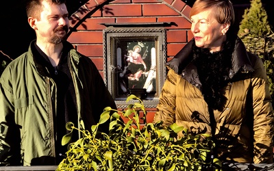 Urszula Majewska i Piotr Moskwa przy kapliczce w miejscu napaści psów na panią Urszulę.