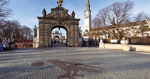 Kruk wita pielgrzymów. Jasna Góra ma więcej wspólnego z pustynią,  niż nam się wydaje.