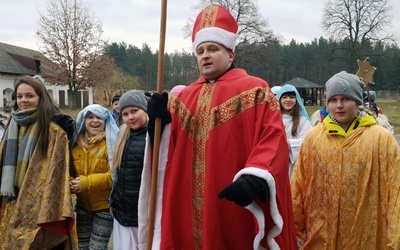 A ks. Hubert Mróz szedł jako prawdziwy św. Mikołaj, czyli biskup z Miry.