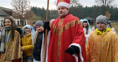 A ks. Hubert Mróz szedł jako prawdziwy św. Mikołaj, czyli biskup z Miry.