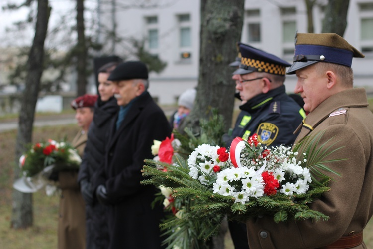 Wśród skaładających wiązanki byli przedsawiciele władz miasta, stowarzyszeń i Muzeum Historycznego Skiernieiwc.