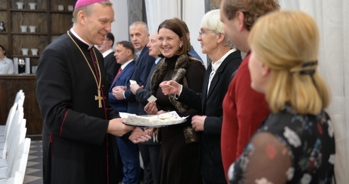 Uczestnicy przełamali się opłatkiem.